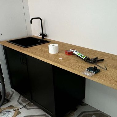 Zwart keukenblok - Binnenbouw - Interieurbouw - Sanitair 11